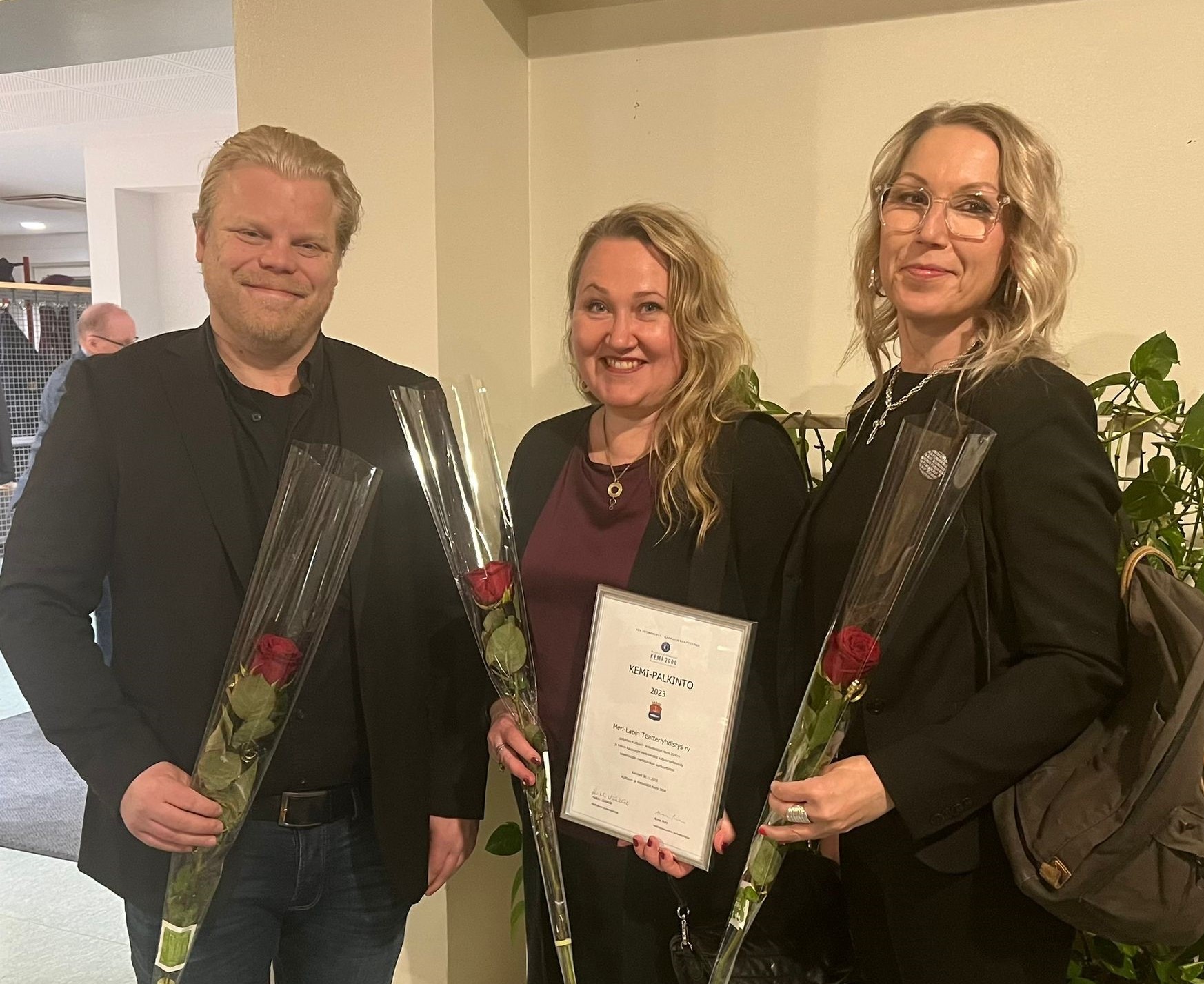 Kemi-palkinnon vastaanottivat Kemin Teatterin taiteellinen johtaja Petri Jäärni, toiminnanjohtaja Mari Niskanen ja Meri-Lapin Teatteriyhdistyksen hallituksen puheenjohtaja Pirita Hyötylä.