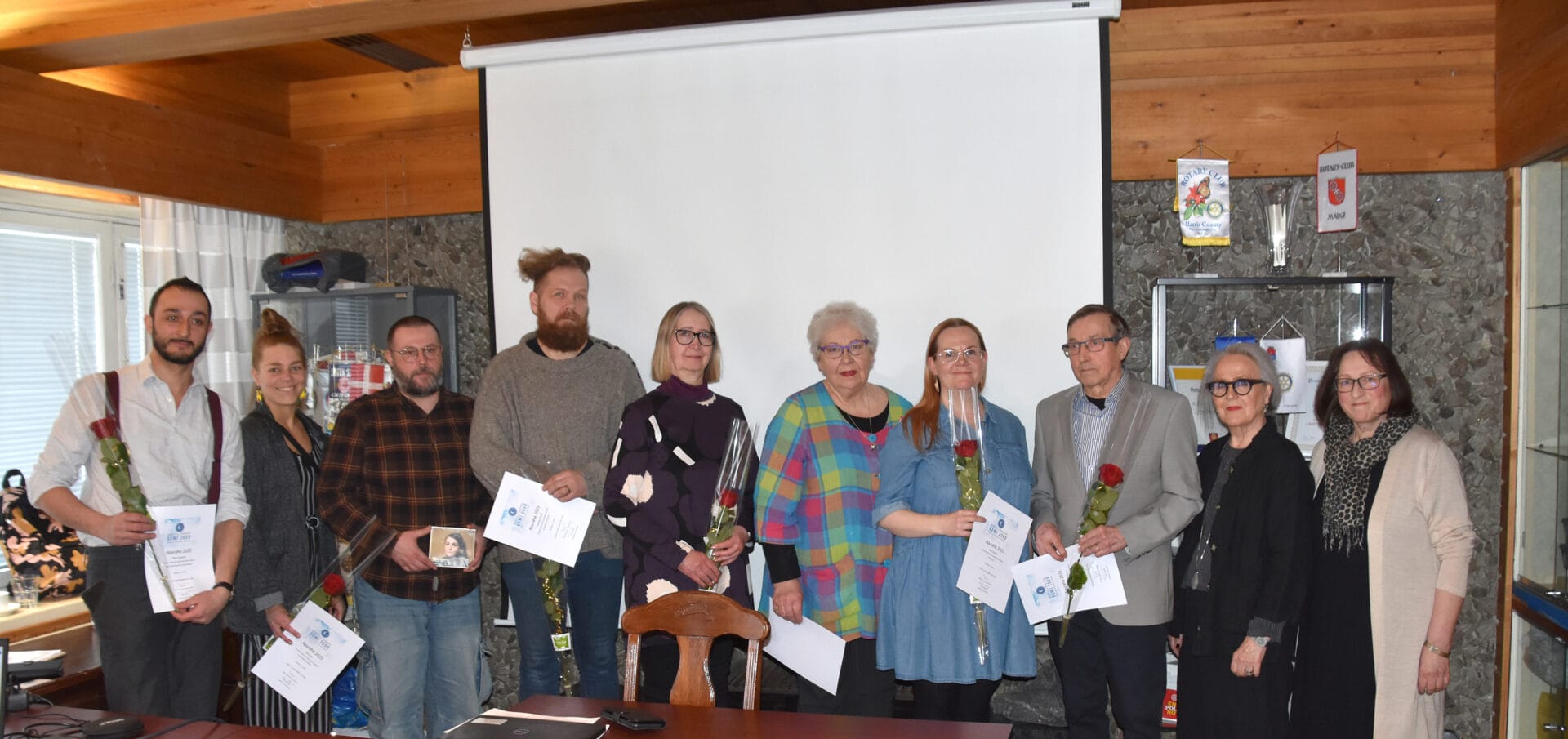 Apurahansaajat Apurahansaajat 2025. Vasemmalla Mario Gualandi, Ida Teeri, bändikaverit Tuomo Jakku ja Tuomas Laajoki, Merja Alm ja Marketta Korrensalo Kemin tyttölyseosta, Mari Köykkä, ja Aimo Tervahauta Kemin Taideyhdistyksestä. Säätiön puolesta apurahat luovutivat Talvikki Kemppinen ja Anne Puro.