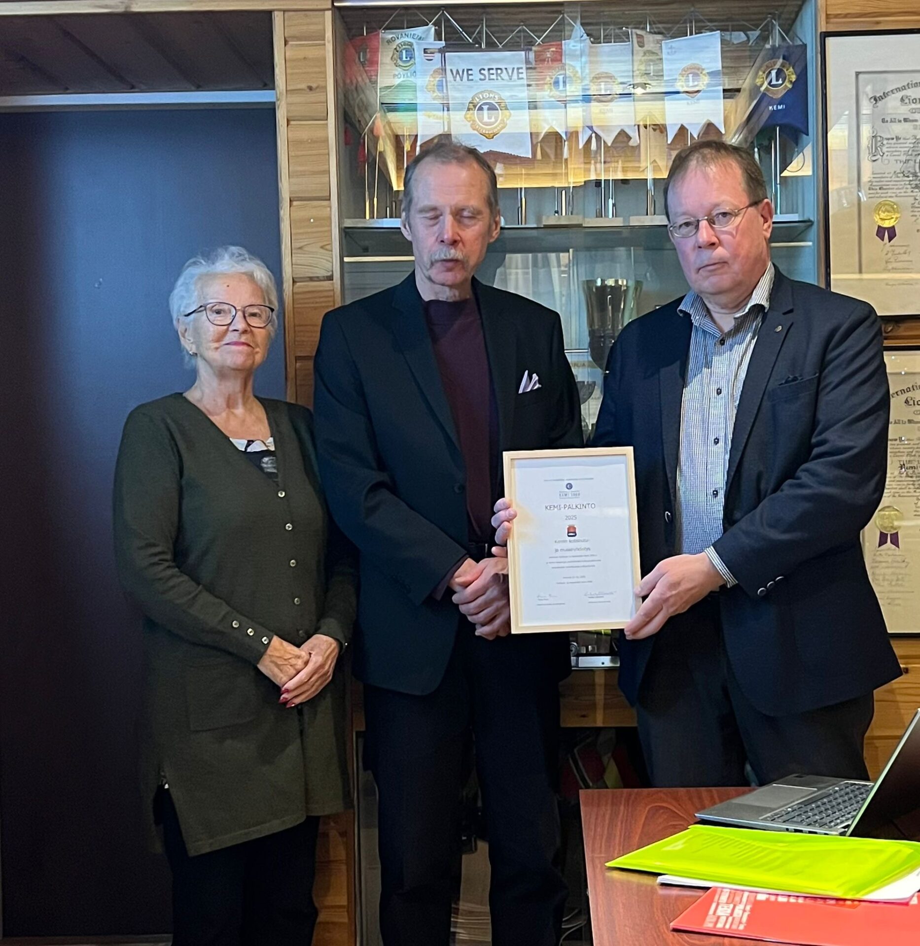 Palkinnon vastaanottivat yhdistyksen puolesta yhdistyksen puheenjohtaja Matti Ylipiessa (oik), Anja Holpainen ja Jorma Vähä